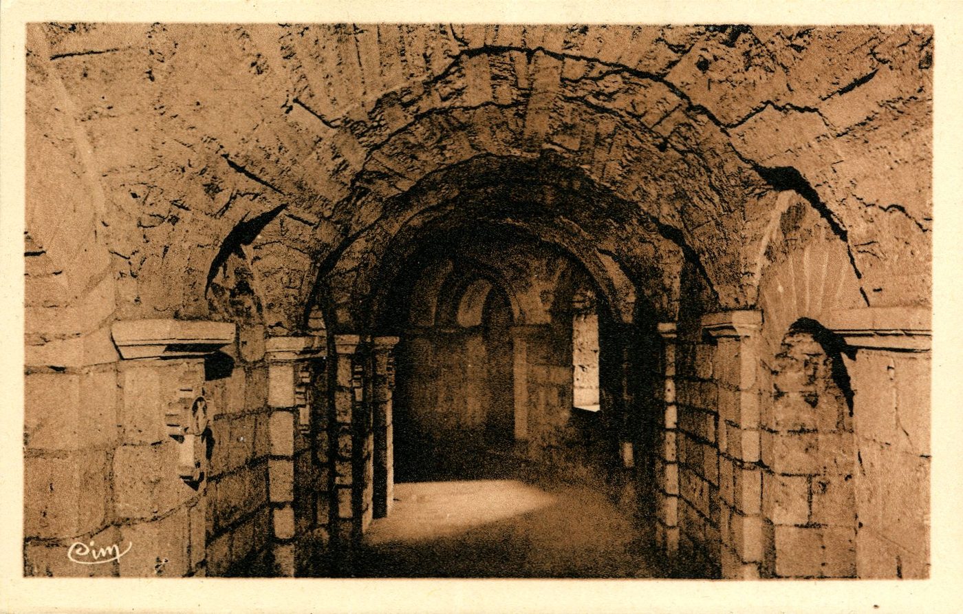 Tournus. Saint-Philibert. Déambulatoire de la crypte.