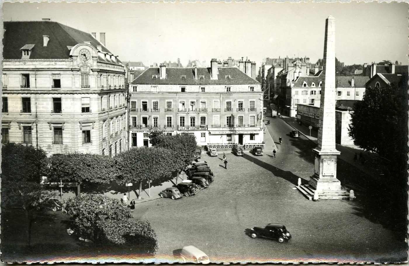 Chalon-sur-Saône. La place de l'Obélisque et la poste.