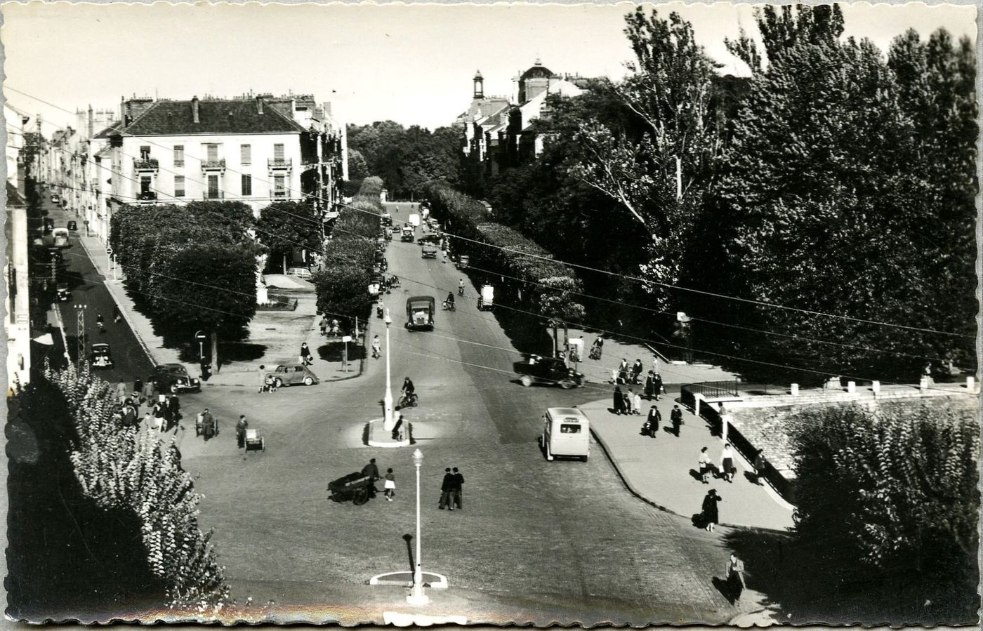 Chalon-sur-Saône. Le pont de la Colombière et le boulevard de la République.