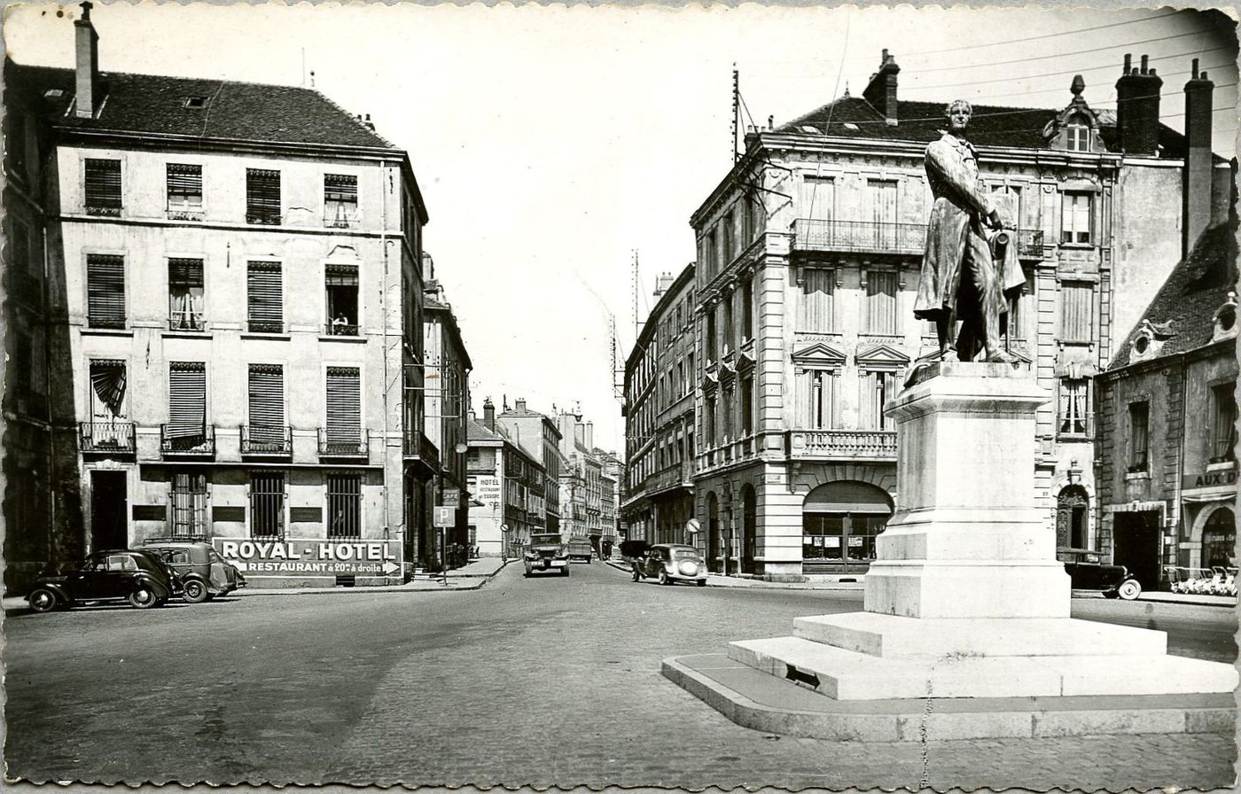 Chalon-sur-Saône. Statue de Nicéphore Niépce. Inventeur de la photographie.