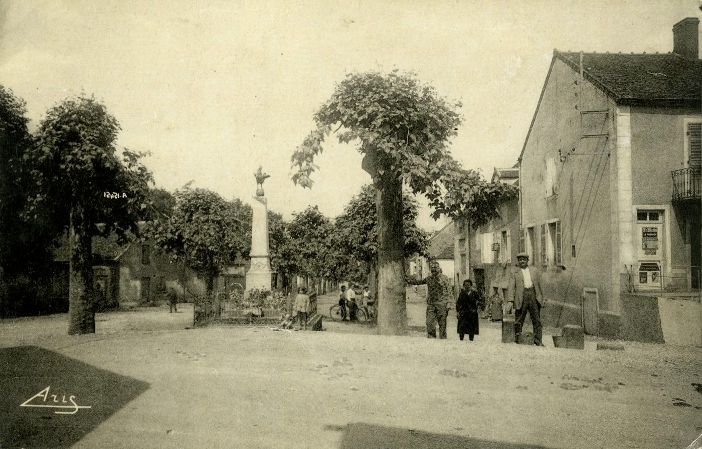 Dennevy (Saône-et-Loire).- Le monument aux morts.