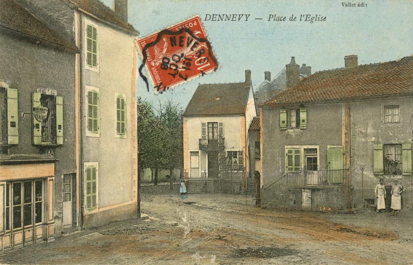Dennevy (Saône-et-Loire).- Place de l'église.