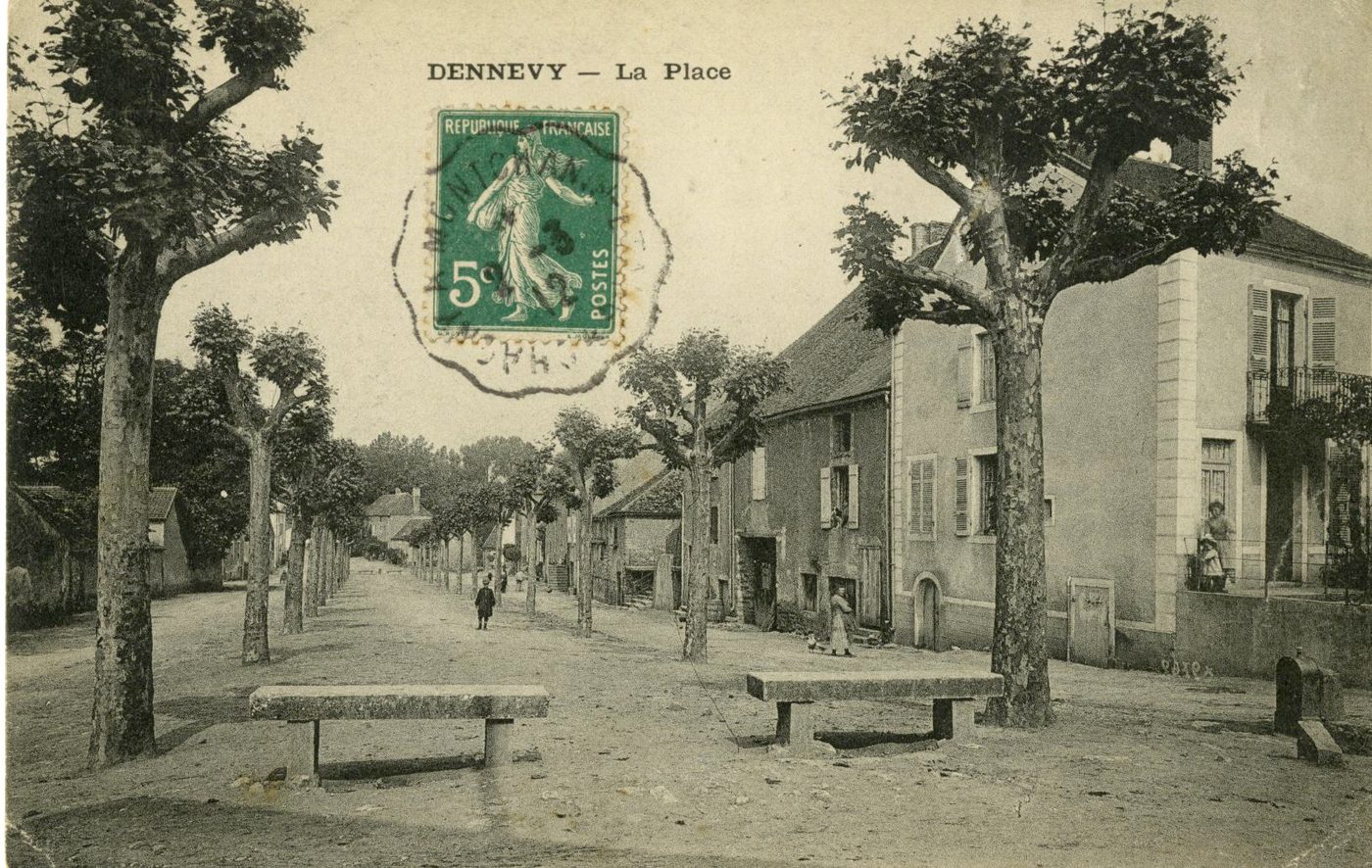 Dennevy (Saône-et-Loire).- La place.