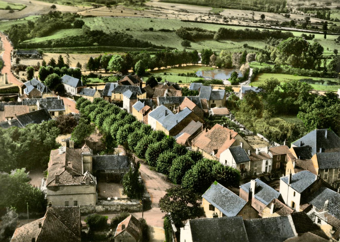 En avion au-dessus de… 2. Dennevy (Saône-et-Loire).- La Grande place, les allées de platanes.