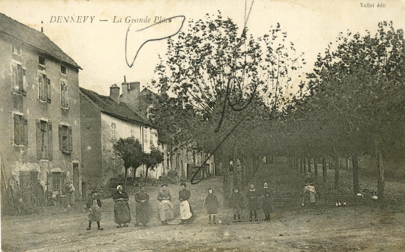 Dennevy (Saône-et-Loire).- La Grande place.