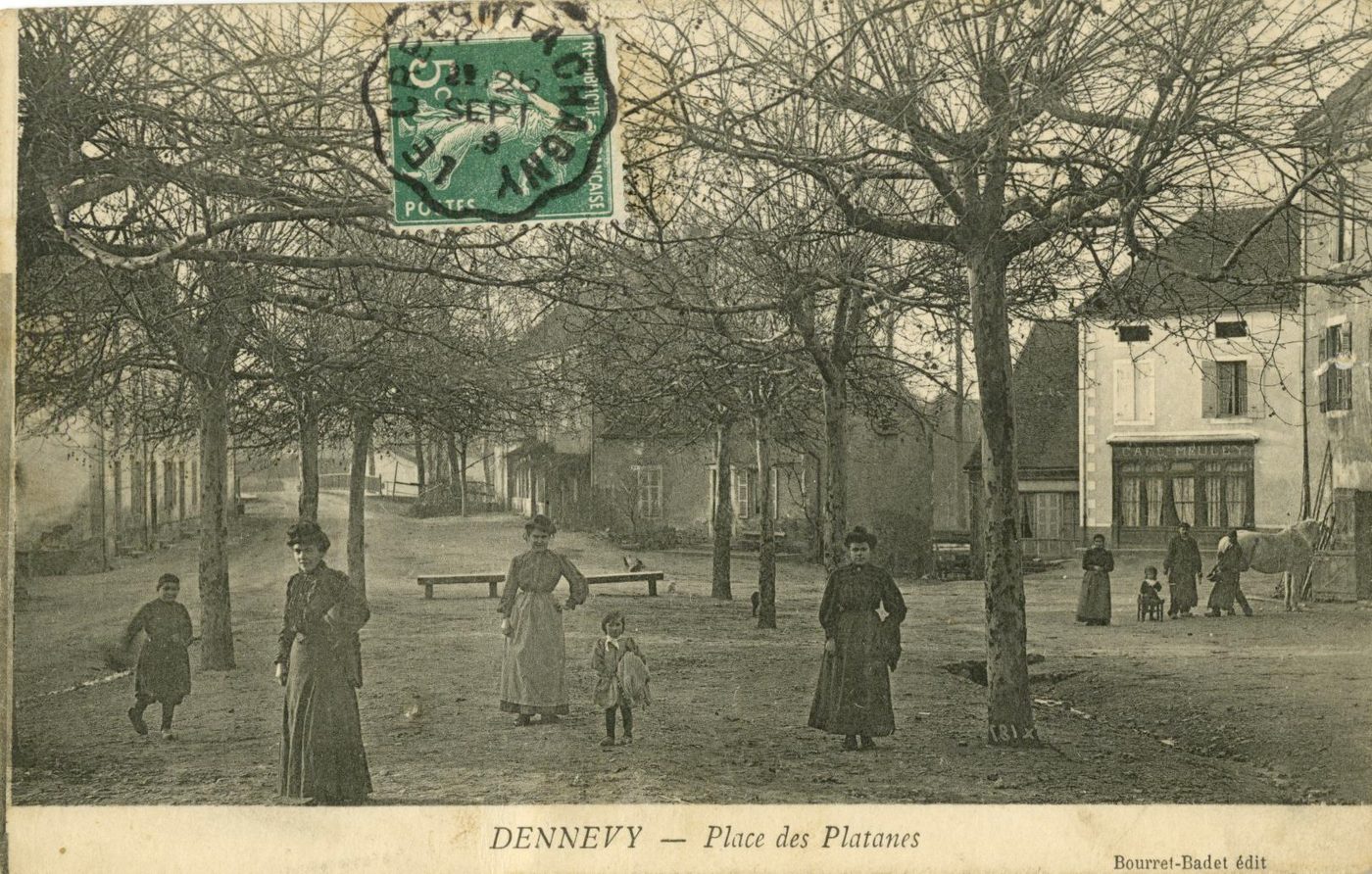 Dennevy (Saône-et-Loire).- Place des platanes.