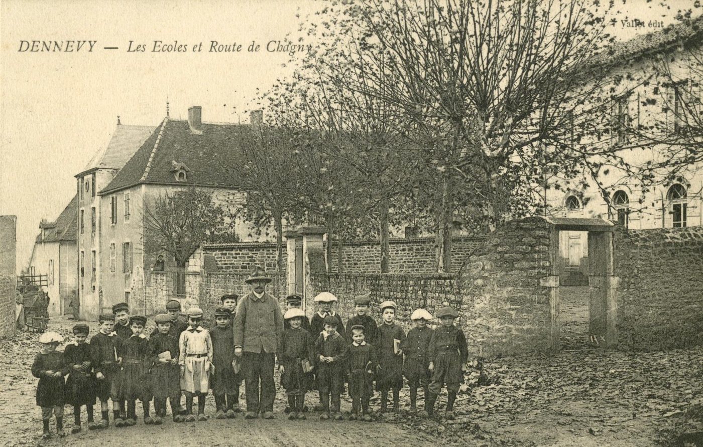 Dennevy (Saône-et-Loire).- Les écoles et route de Chagny.