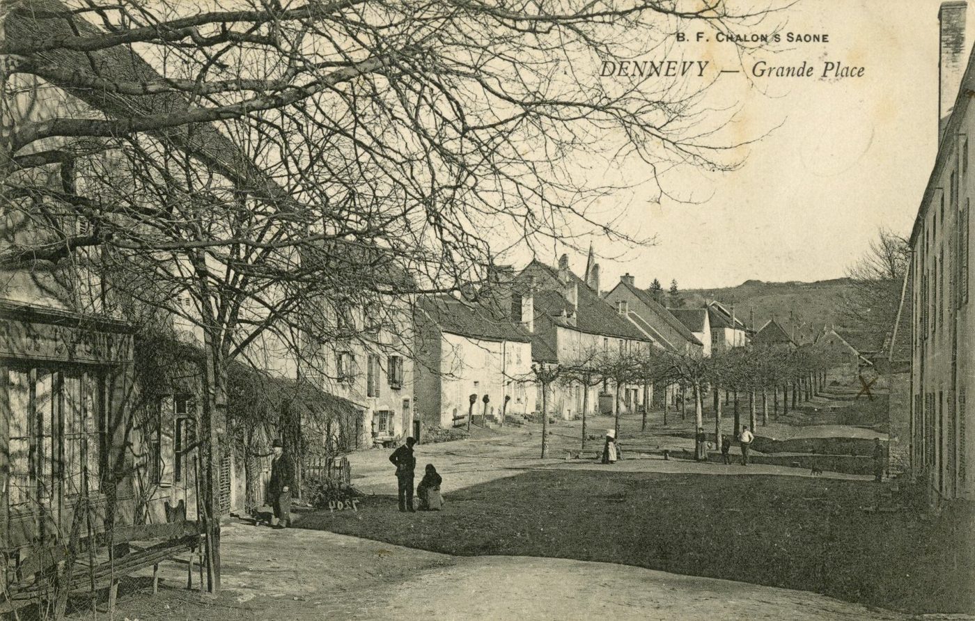 Dennevy (Saône-et-Loire).- Grande Place.