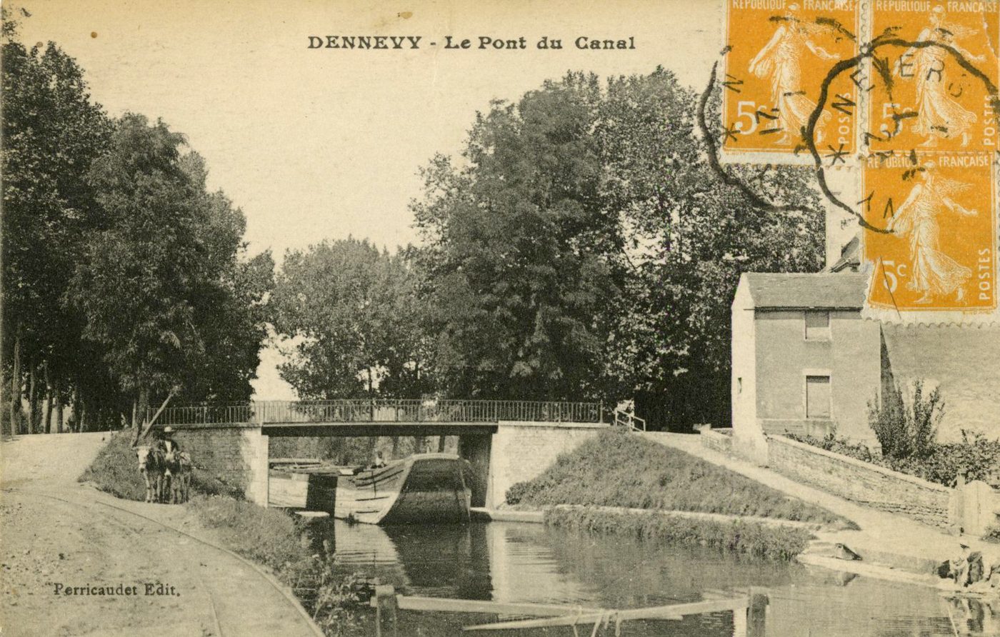 Dennevy (Saône-et-Loire).- Le pont du canal.