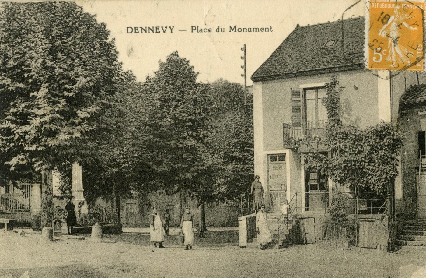 Dennevy (Saône-et-Loire).- Place du monument aux morts.