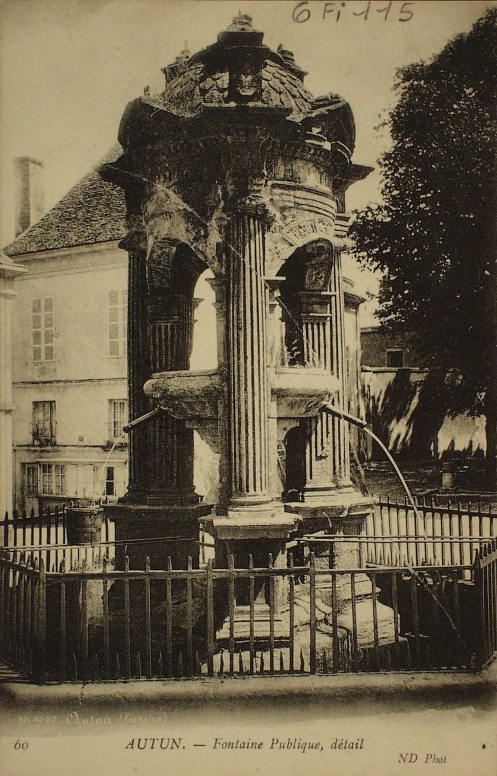 Autun. Fontaine publique, détail.