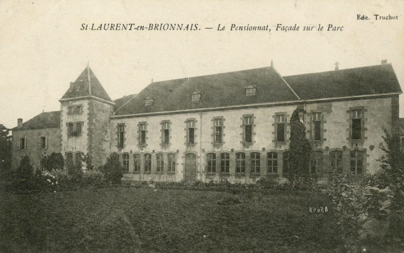 Saint-Laurent-en-Brionnais (Saône-et-Loire).- Le Pensionnat, façade sur le Parc.