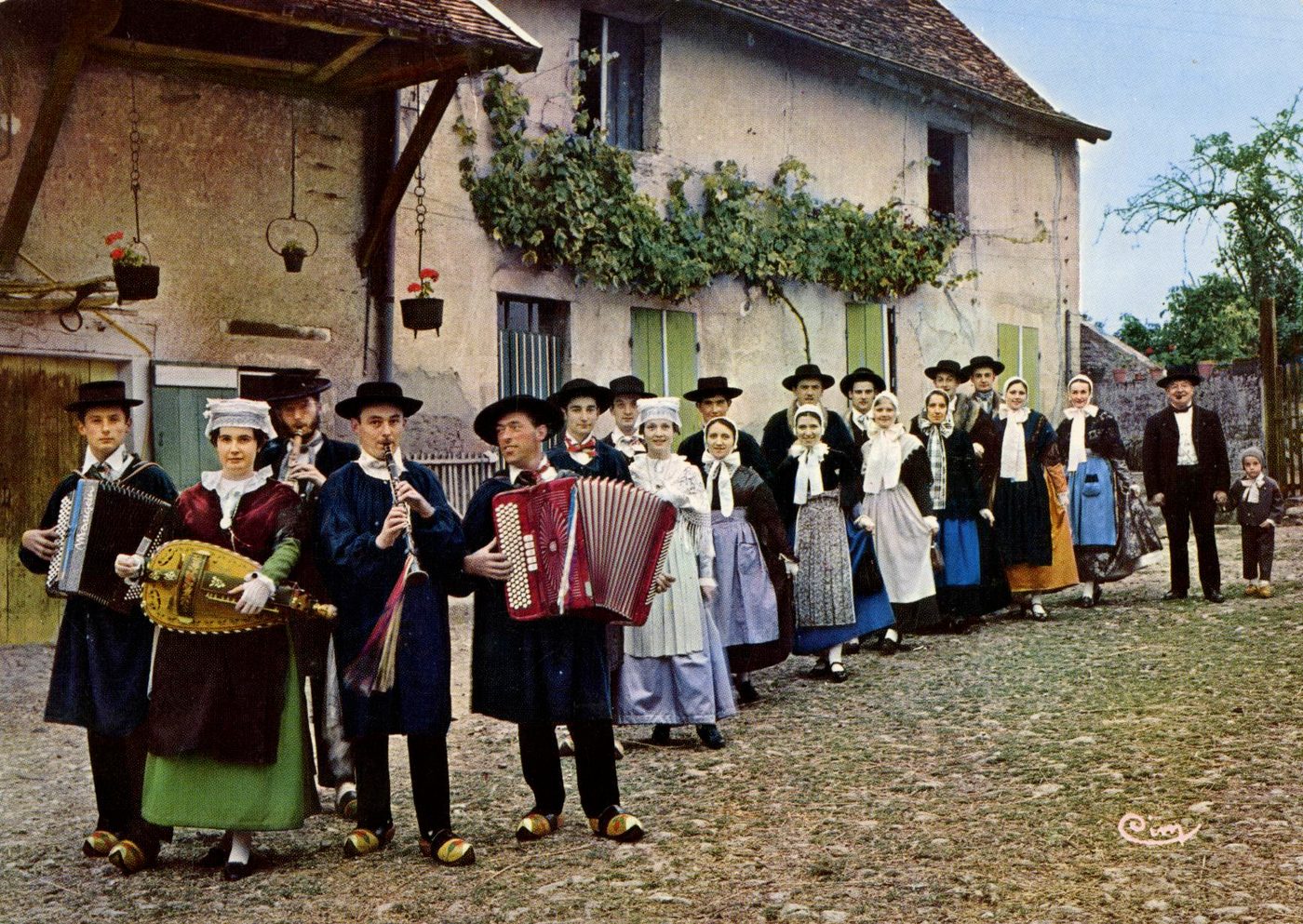 "Les Gas du Tsarollais".- Groupe folklorique de Charolles, départ pour la mairie.