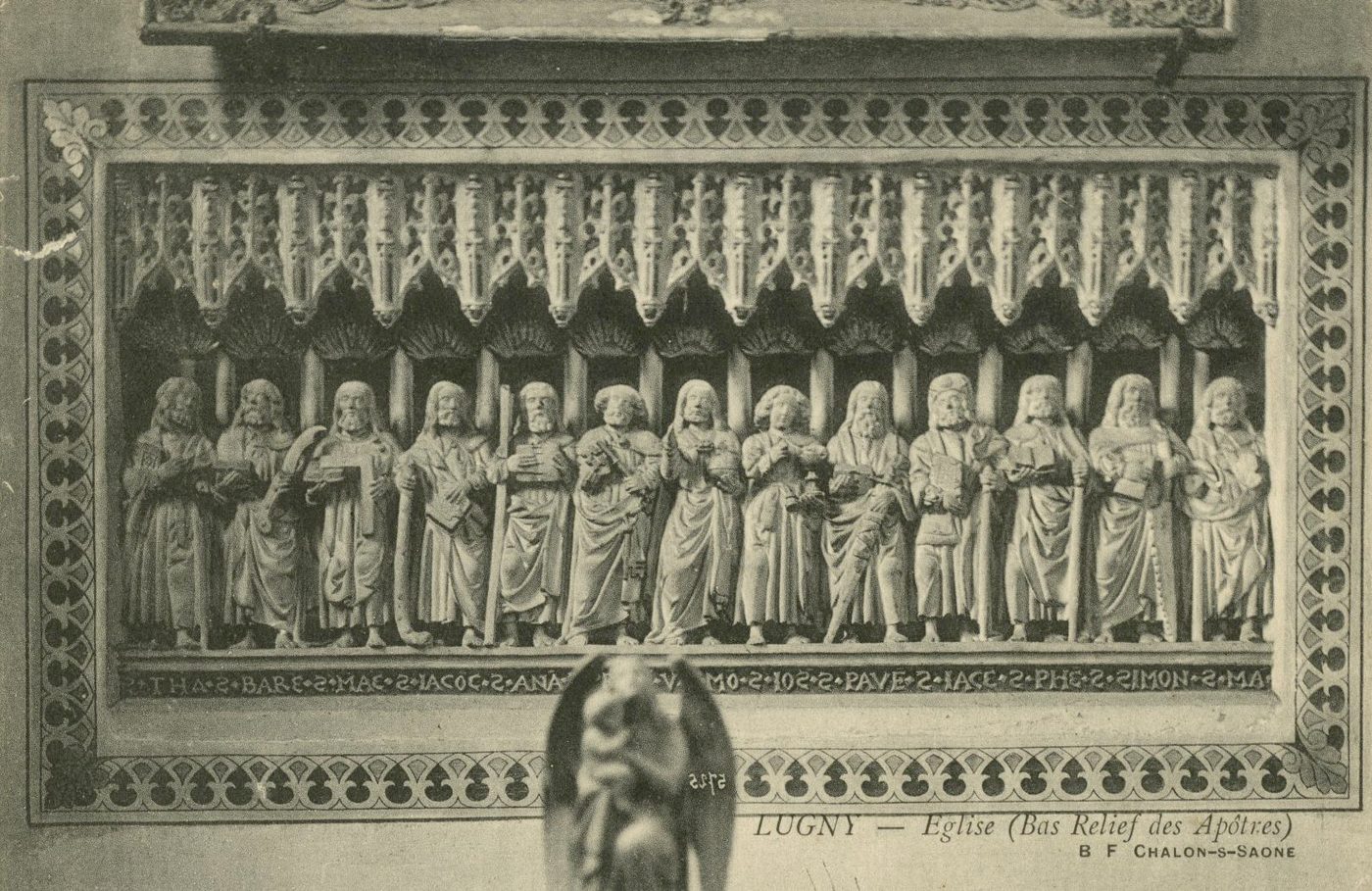 Lugny (Saône-et-Loire).- Eglise (bas relief des Apôtres).