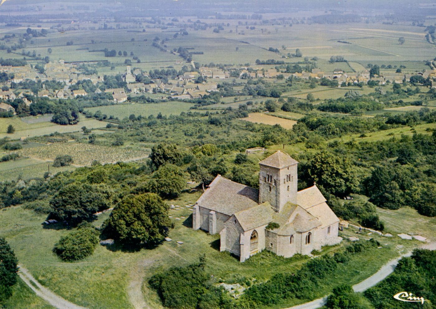 Laives (Saône-et-Loire), église Saint-Martin (Mon. Hist. XIe s.).- Vue générale aérienne.