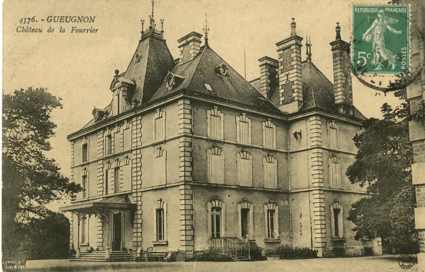 Gueugnon.- Château de la Fourrier.