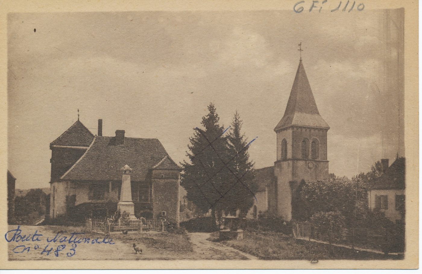 Chevagny-sur-Guye. Place de l'église.