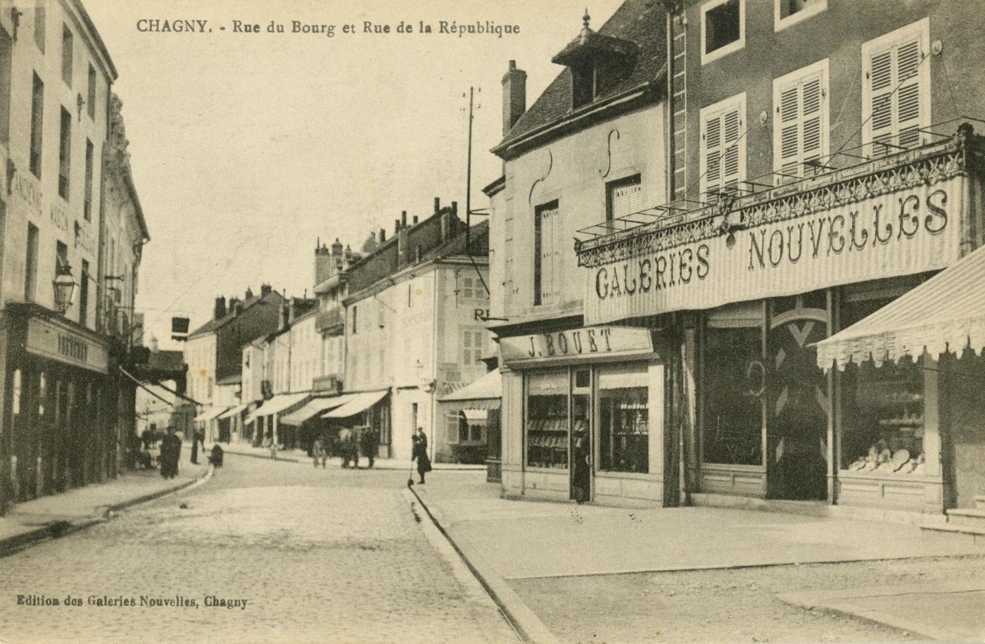 Chagny (Saône-et-Loire).- Rue du Bourg et rue de la République.