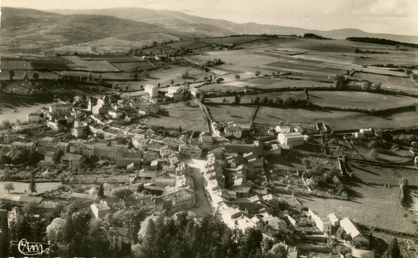 Tramayes (Saône-et-Loire).- Le Château, la Grande rue - Vue aérienne.