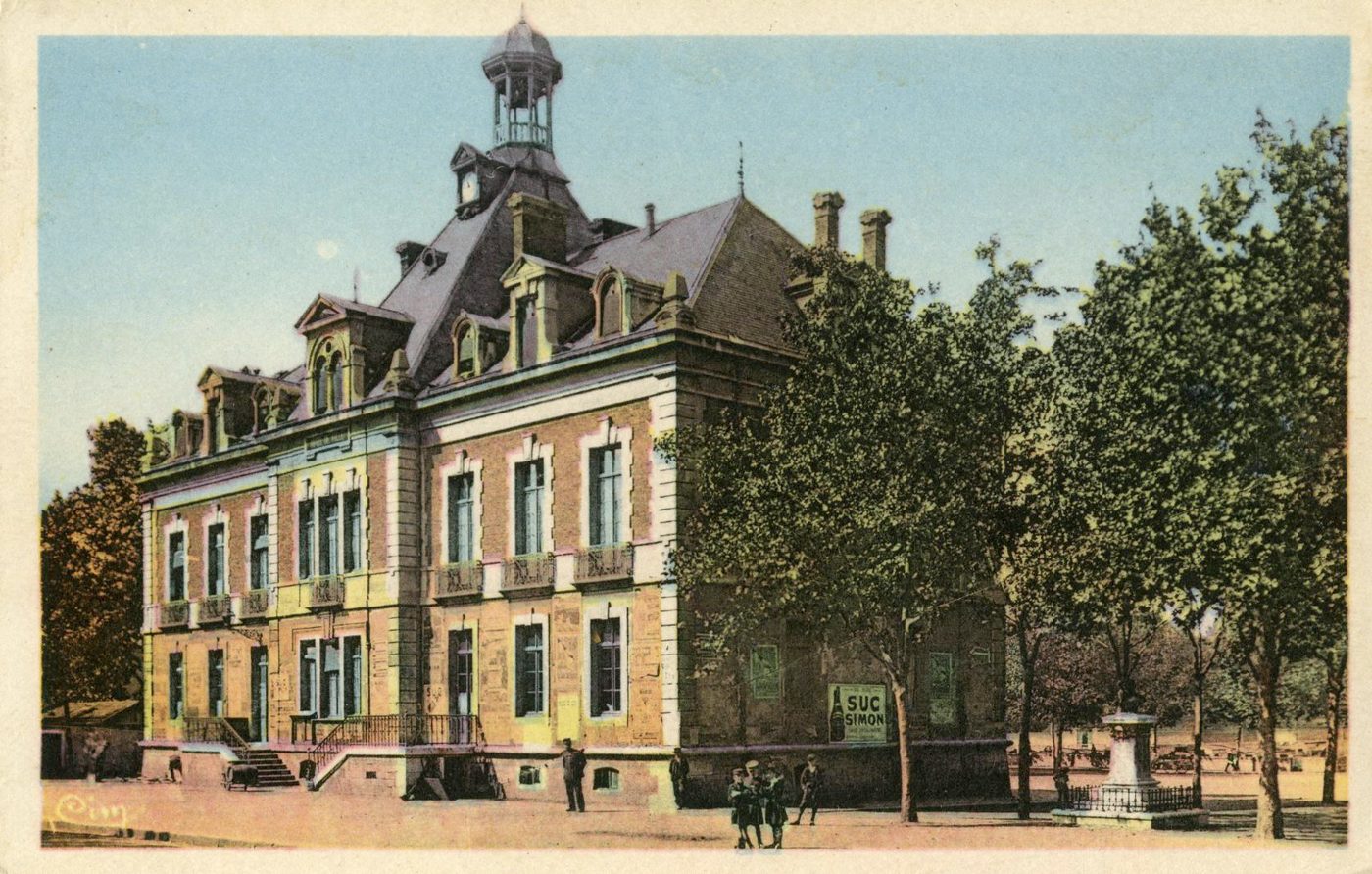 Au Pays minier, Montceau-les-Mines (Saône-et-Loire).- Hôtel de Ville - Rue Carnot.