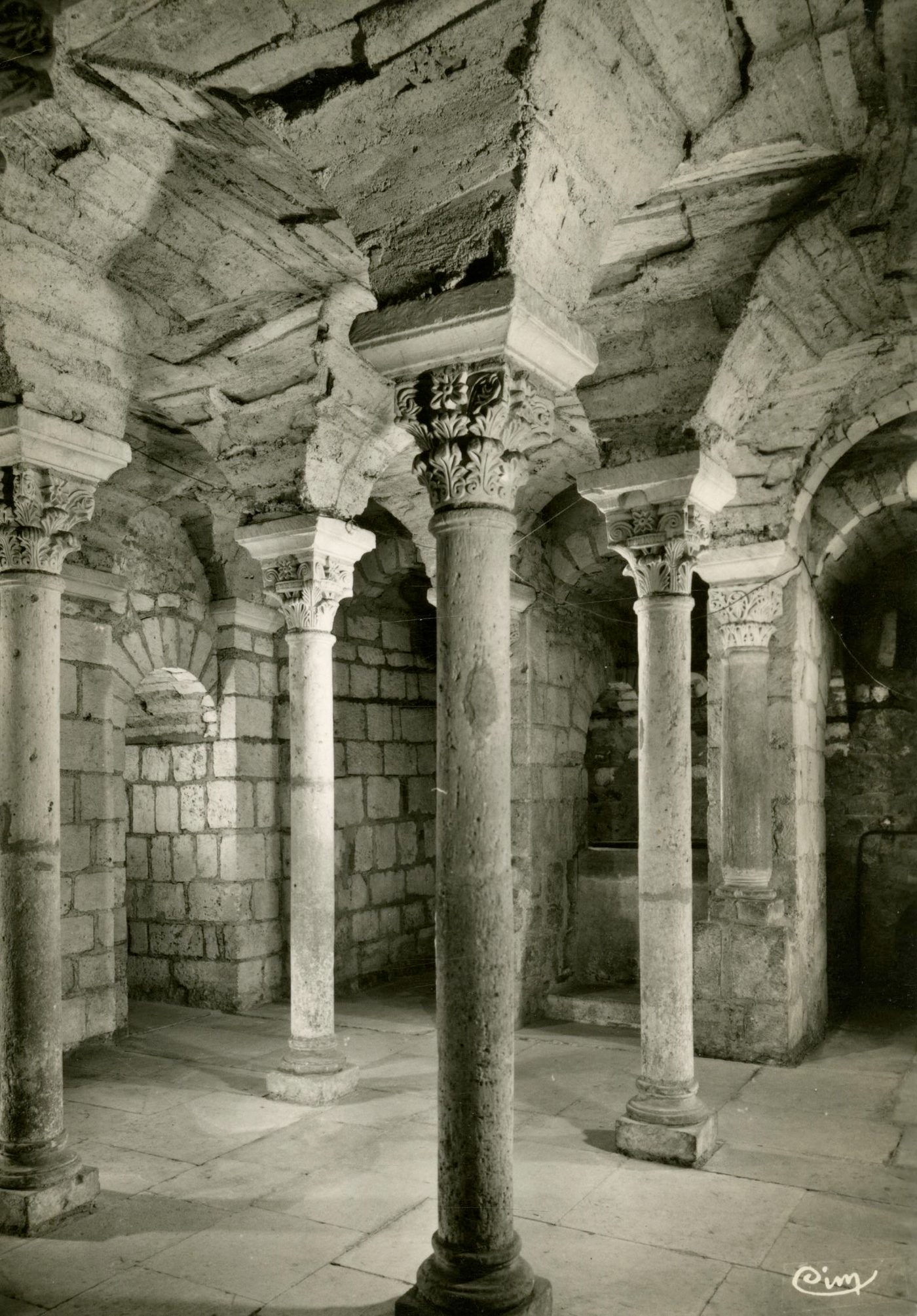 Tournus (Saône-et-Loire).- Crypte (fin Xe, début XIe siècle).
