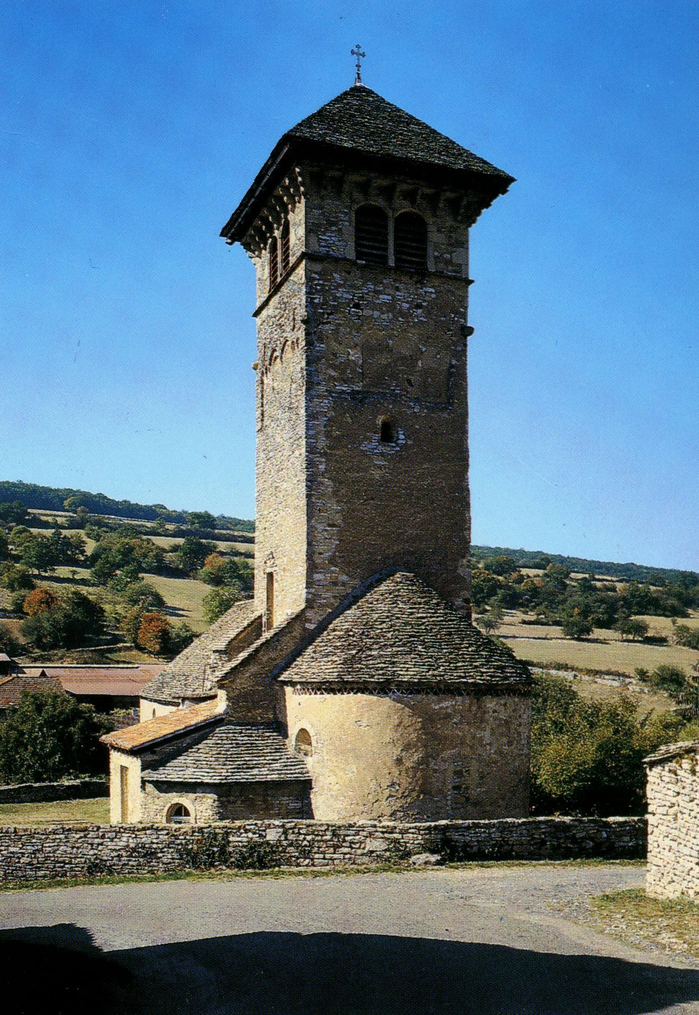 Environs de Tournus (Saône-et-Loire).- Eglise romane du Mâconnais.