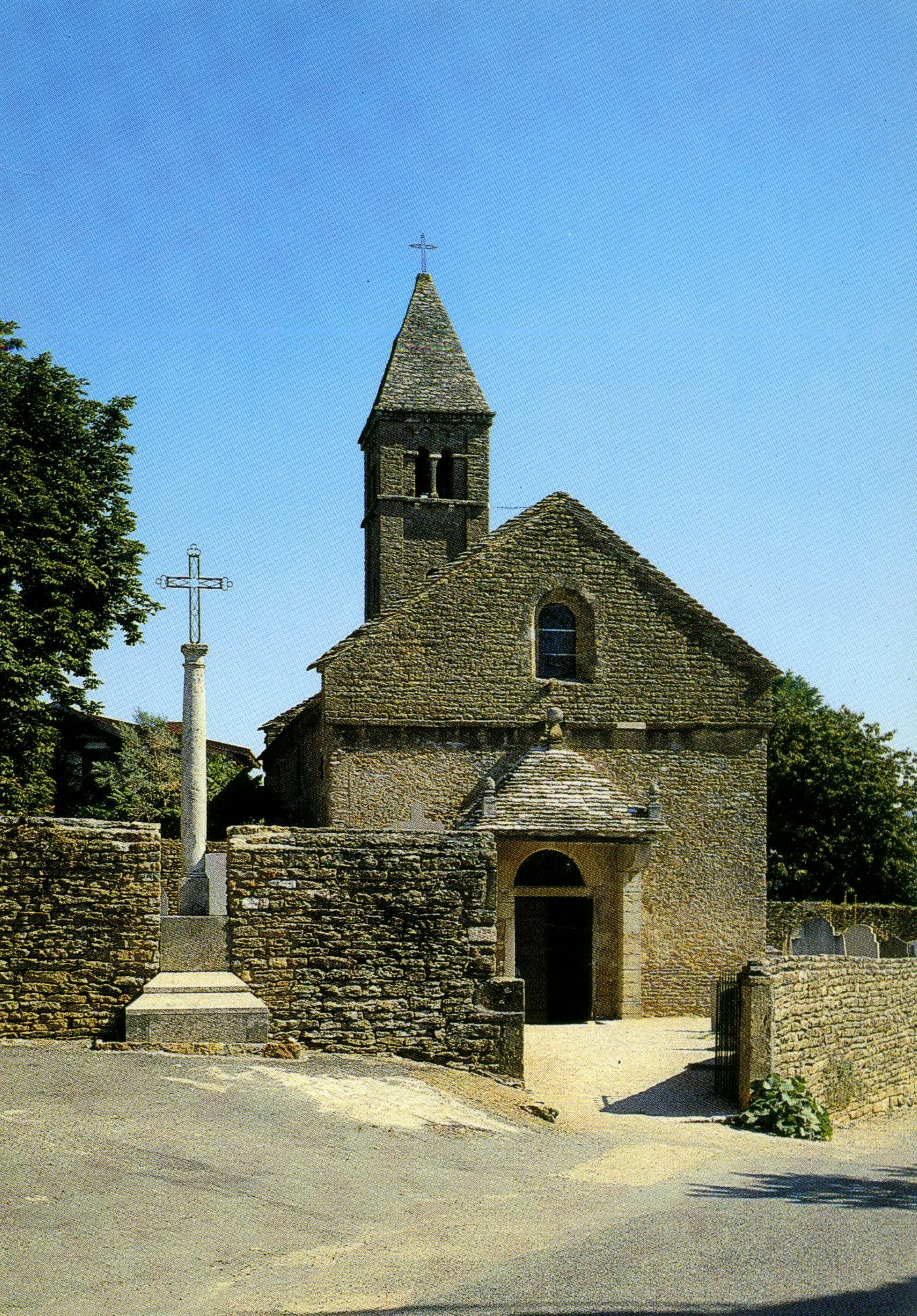 Environs de Tournus (Saône-et-Loire).- Eglise romane du Mâconnais.