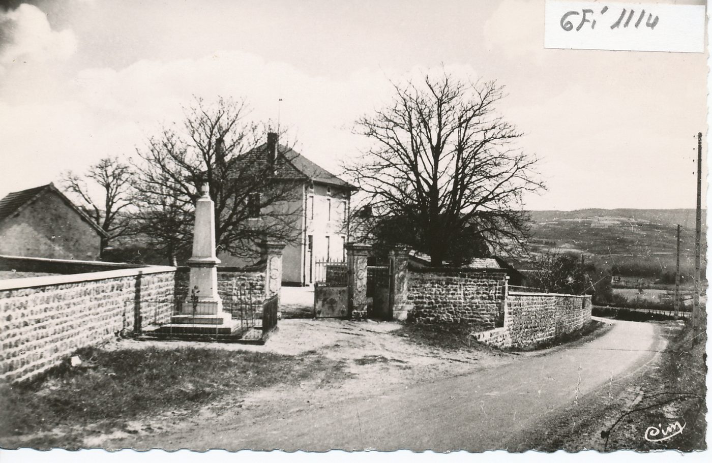 Chiddes. Ecole et monument aux morts (1914-18).