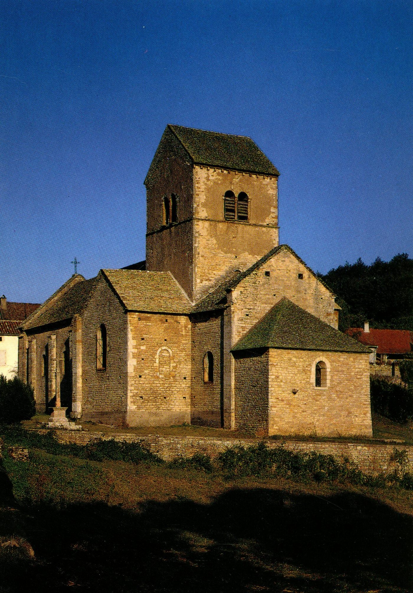 Environs de Tournus (Saône-et-Loire).- Eglise romane du Mâconnais.