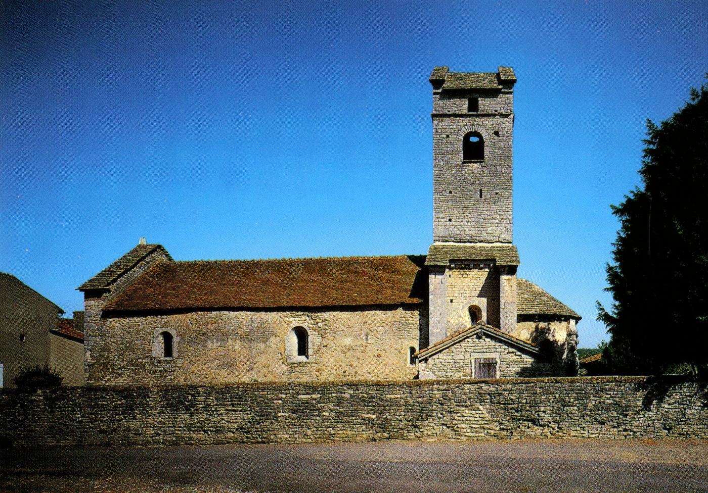 Environs de Tournus (Saône-et-Loire).- Eglise romane du Mâconnais.