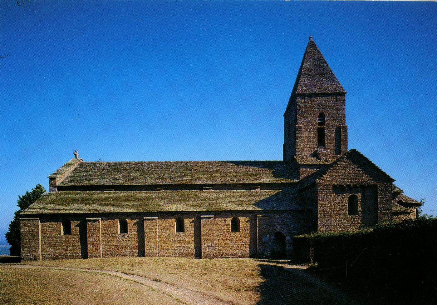 Environs de Tournus (Saône-et-Loire).- Eglise romane du Mâconnais.