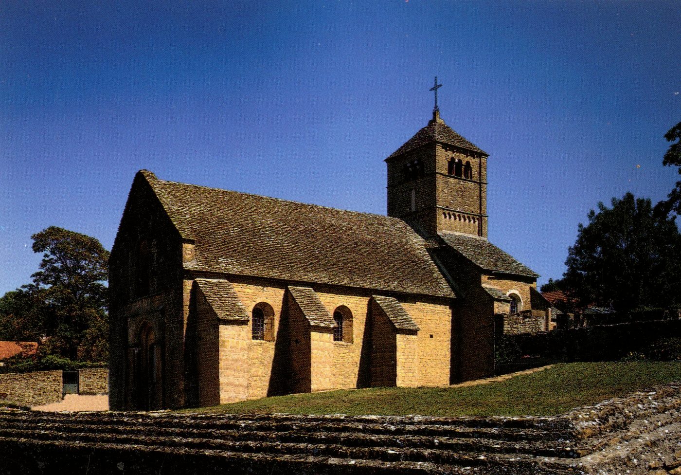 Environs de Tournus (Saône-et-Loire).- Eglise romane du Mâconnais.