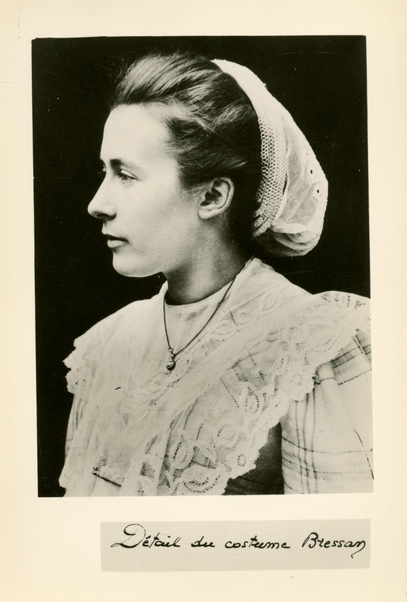 Détail du costume bressan.