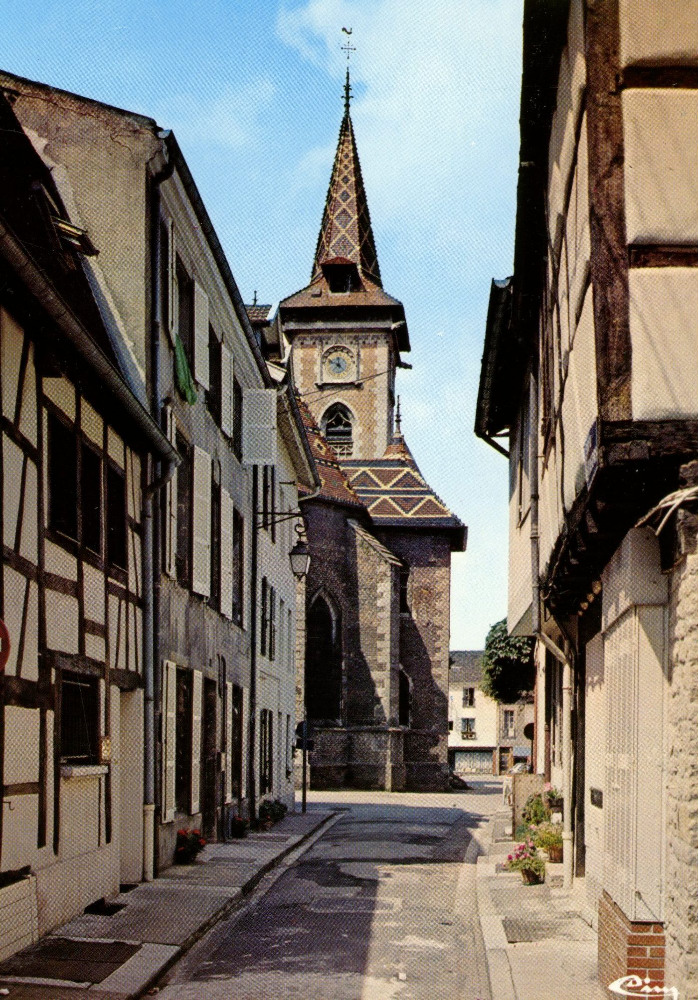 Louhans (Saône-et-Loire).- Rue des cuisines, l'église Saint-Pierre.