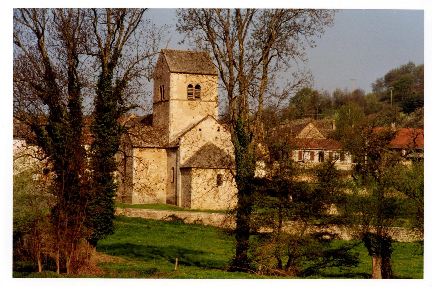 Ozenay (Saône-et-Loire).- L'église.
