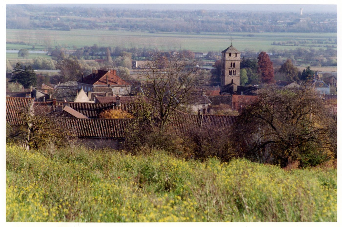 Uchizy (Saône-et-Loire).- Vue de l'église et du bourg.