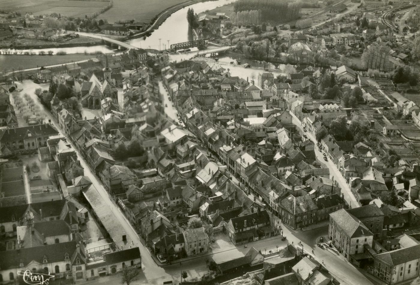Louhans (Saône-et-Loire).- Vue aérienne, la grande rue et ses arcades. Au fond, la Seille.