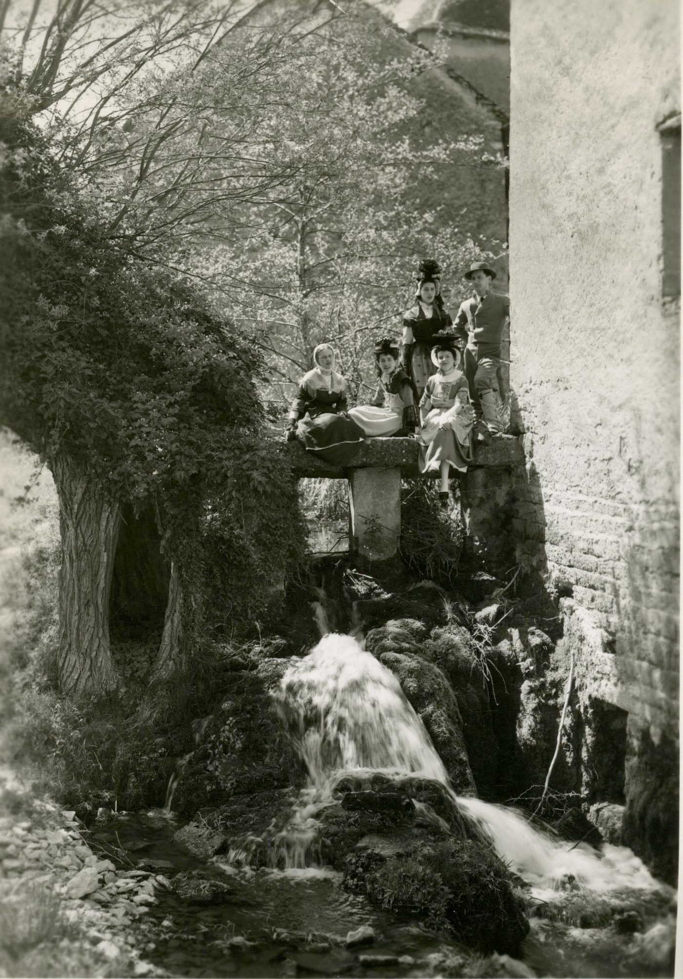 Famille posant en costume traditionnel tournugeois.