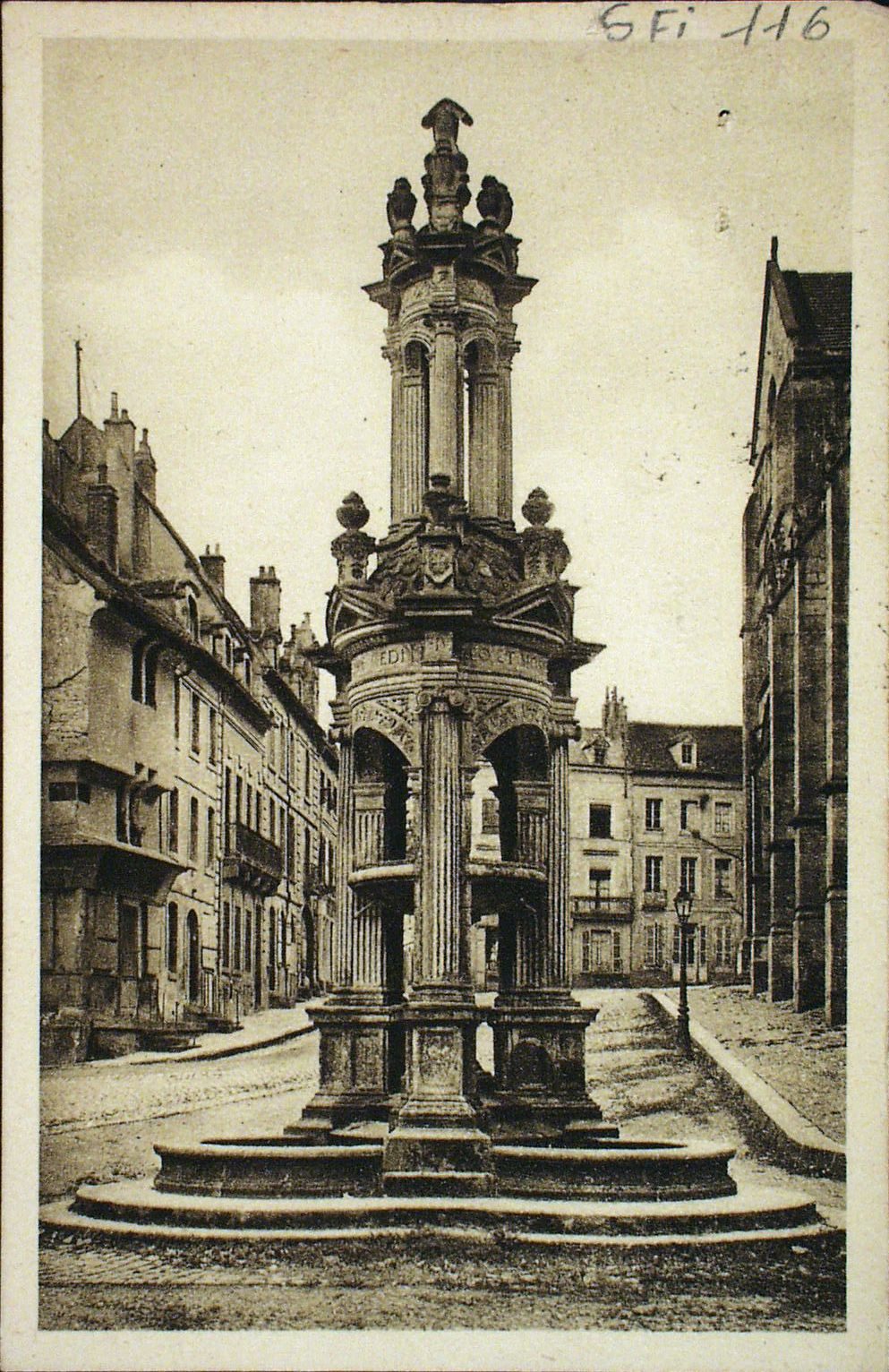 Autun antique. Fontaine Saint-Lazare (achevée en 1543).