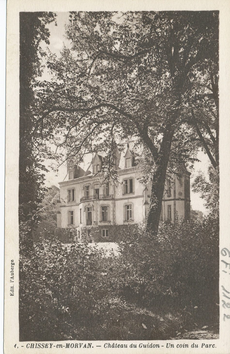 Chissey-en-Morvan. Château du Guidon. Un coin du parc.