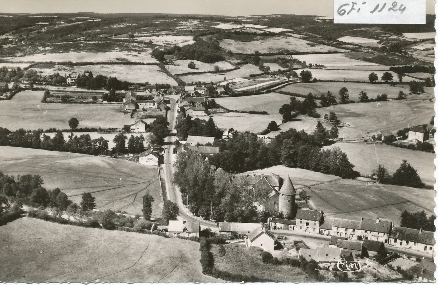 Chissey-en-Morvan. Vue générale aérienne et le château.