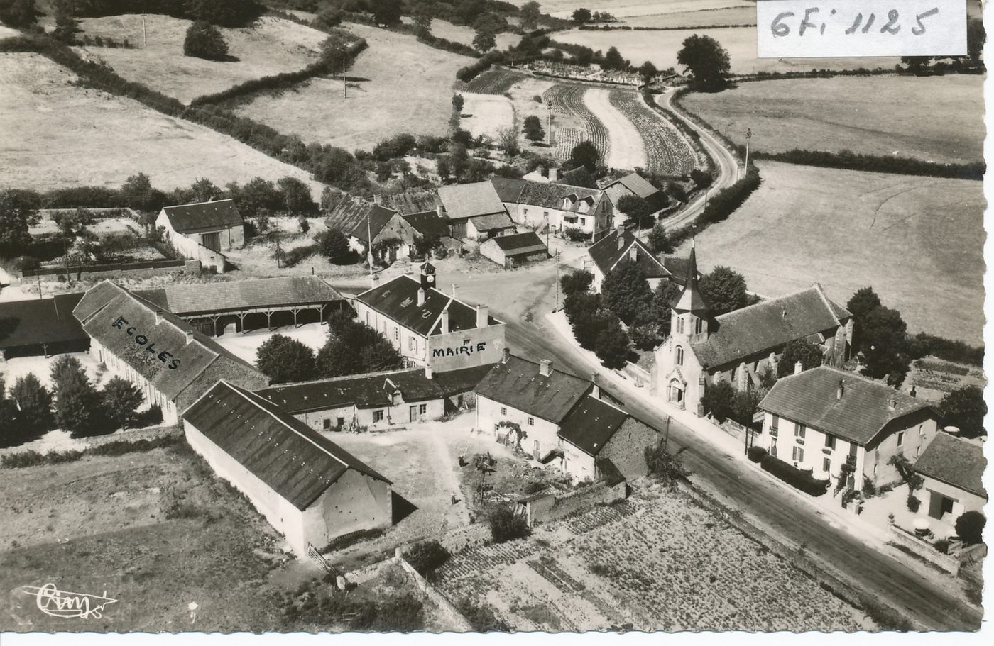 Chissey en Morvan. Vue aérienne sur le centre et l'auberge fleurie.