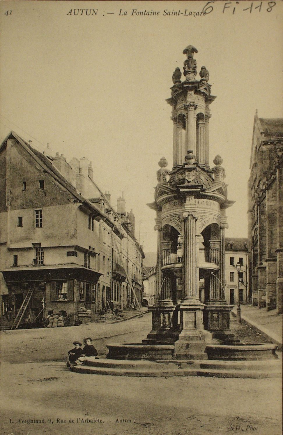 Autun. La fontaine Saint-Lazare.