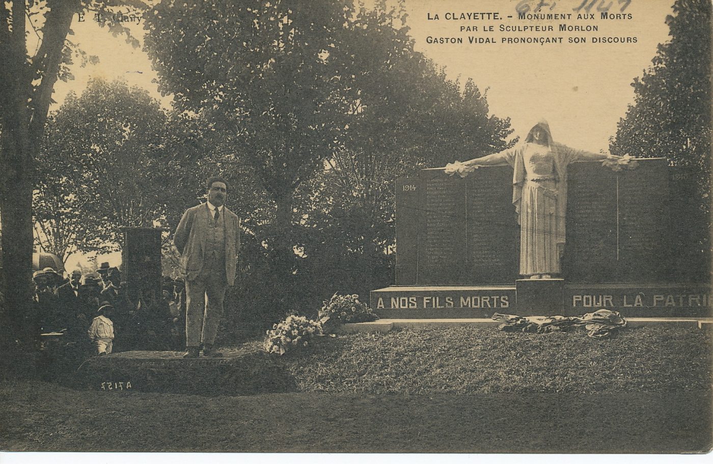 La Clayette. Monument aux morts par le sculpteur Morlon, Gaston Vidal prononçant son discours.
