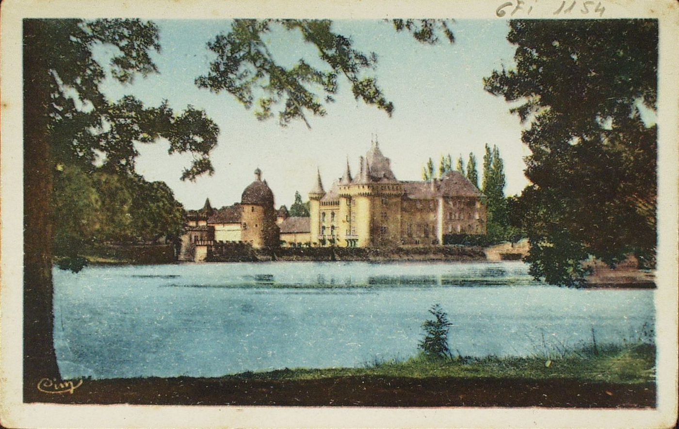 La Clayette. Le château XIVe s. style renaissance, le lac d'une superficie de 30 hectares. Propriété du marquis de Noblet.