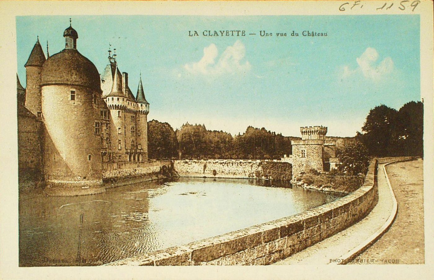 La Clayette. Une vue du château.