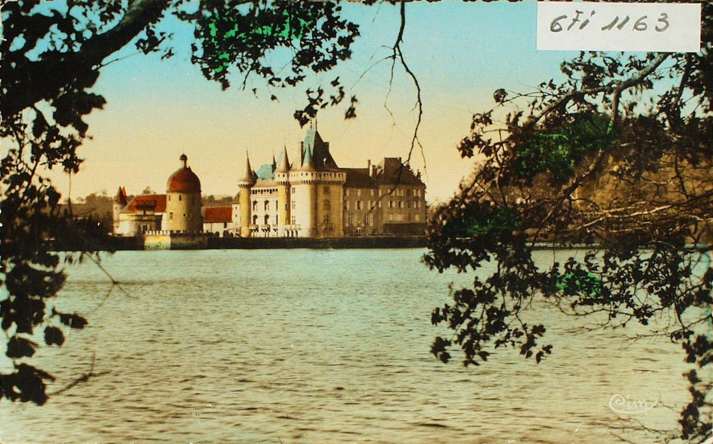 Château de la Clayette. De style Renaissance, XIVe s., le château s'élève au bord d'un lac d'une superficie de 30 hectares.