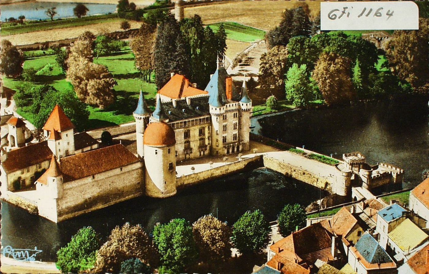 La Clayette. Vue aérienne. Son château et son lac.