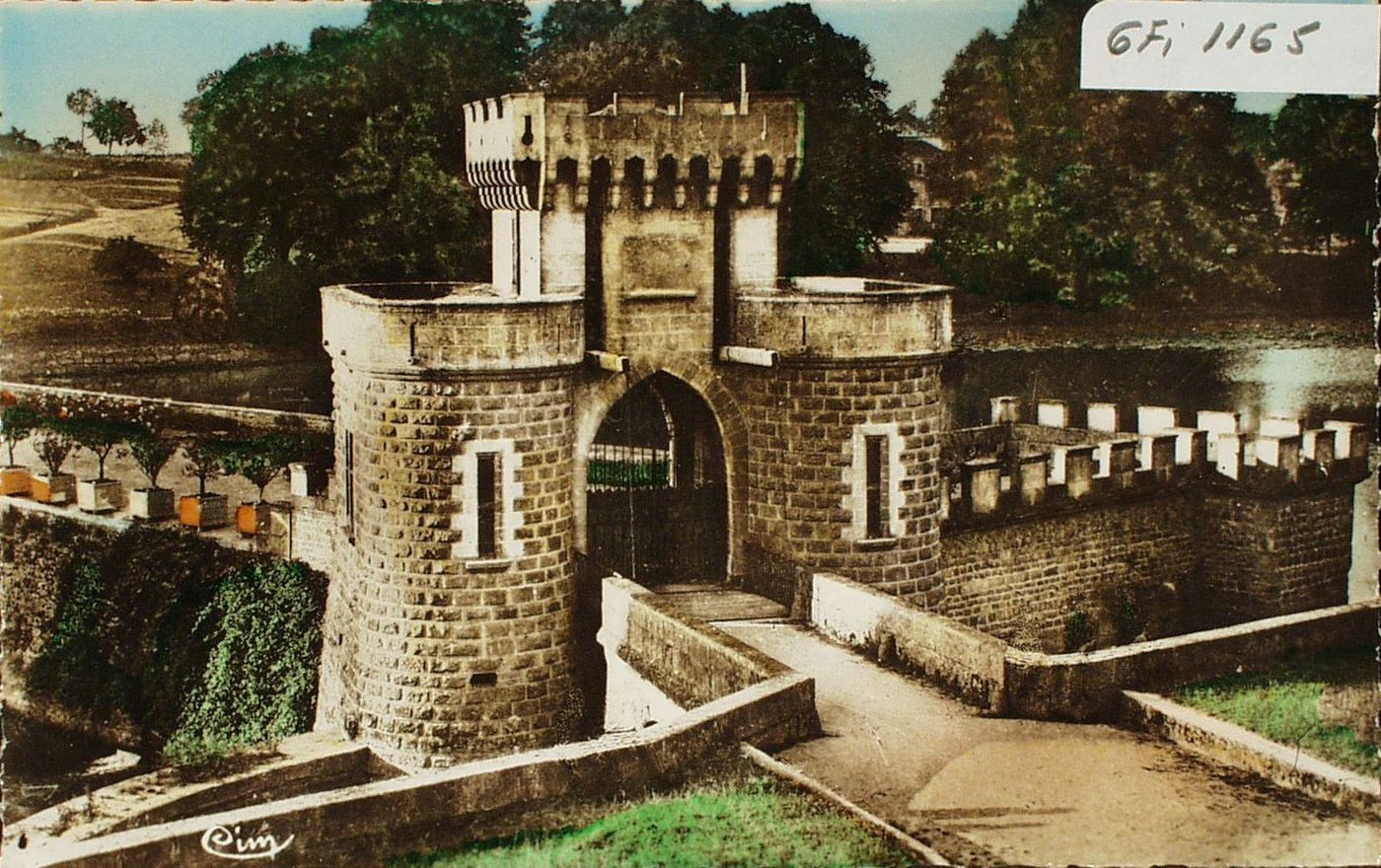 La Clayette. Pont-levis du château.