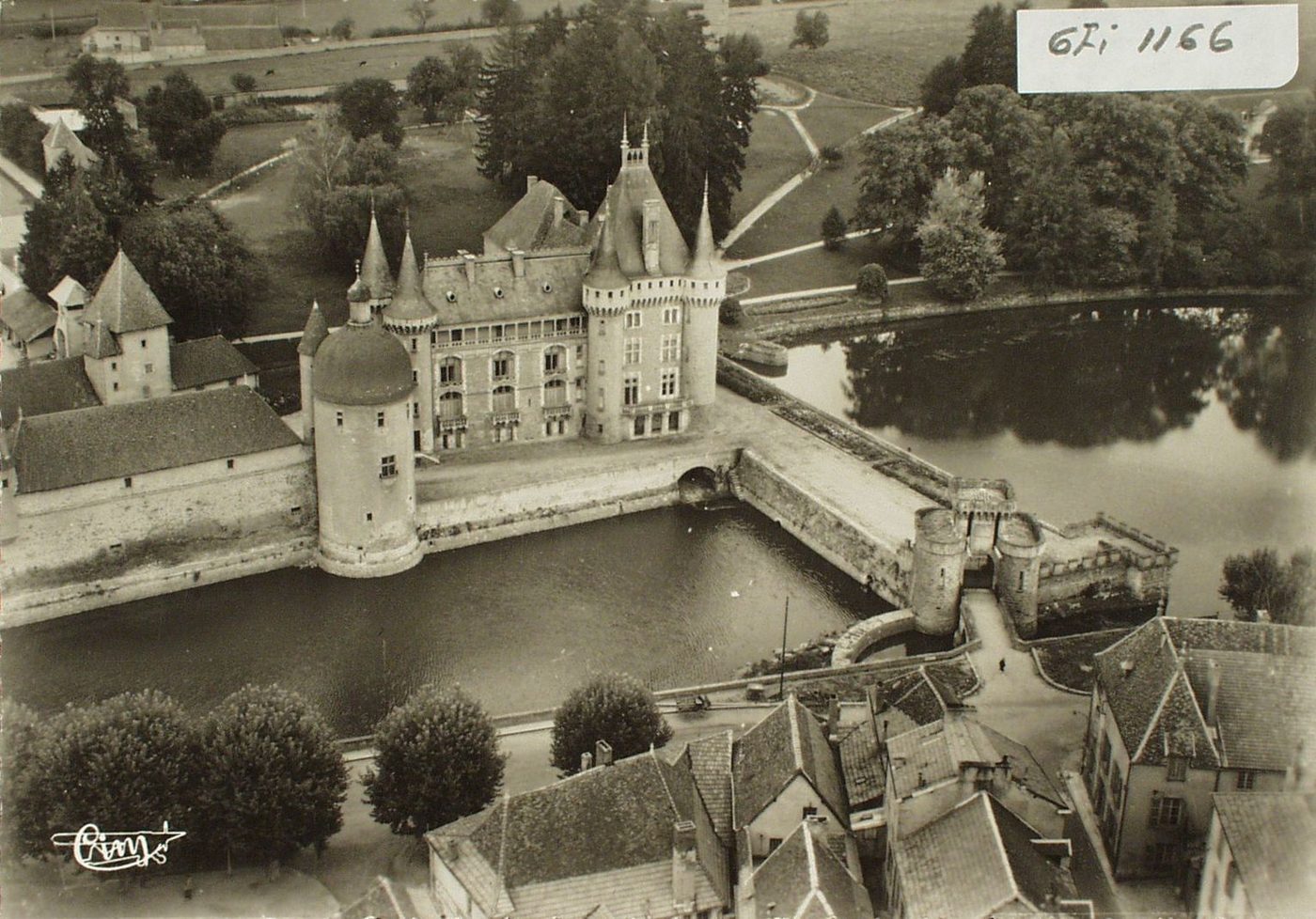 La Clayette. Vue aérienne du château.